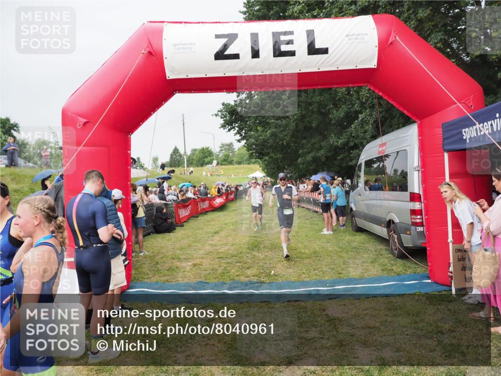 21.06.2025 - 27. Vierlanden-Triathlon MichiJ http://msf.ph/oto/8040961 15.06.2026 13:27:30 Ziel 97, 114, 762, 951 meine-sportfotos.de
