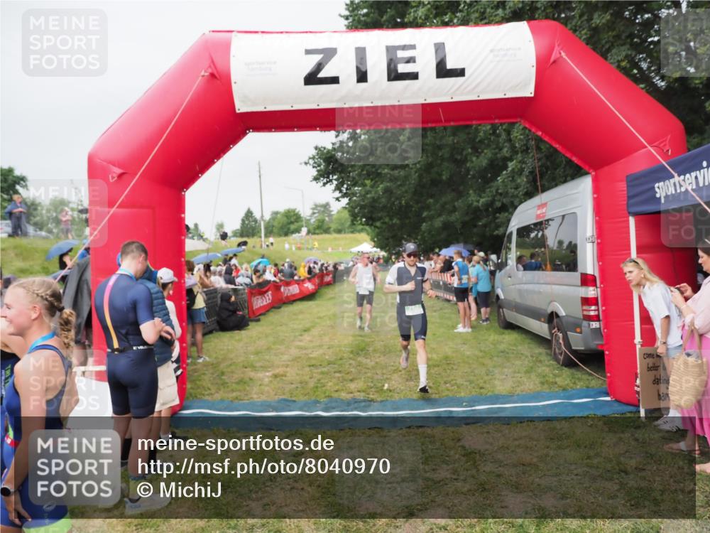 21.06.2025 - 27. Vierlanden-Triathlon MichiJ http://msf.ph/oto/8040970 15.06.2026 13:27:31 Ziel 97, 114, 762, 951 meine-sportfotos.de