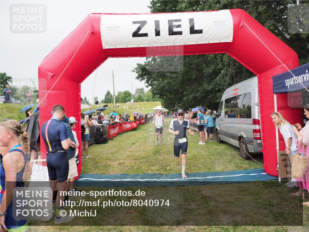 21.06.2025 - 27. Vierlanden-Triathlon MichiJ http://msf.ph/oto/8040974 15.06.2026 13:27:31 Ziel 97, 114, 762, 951 meine-sportfotos.de