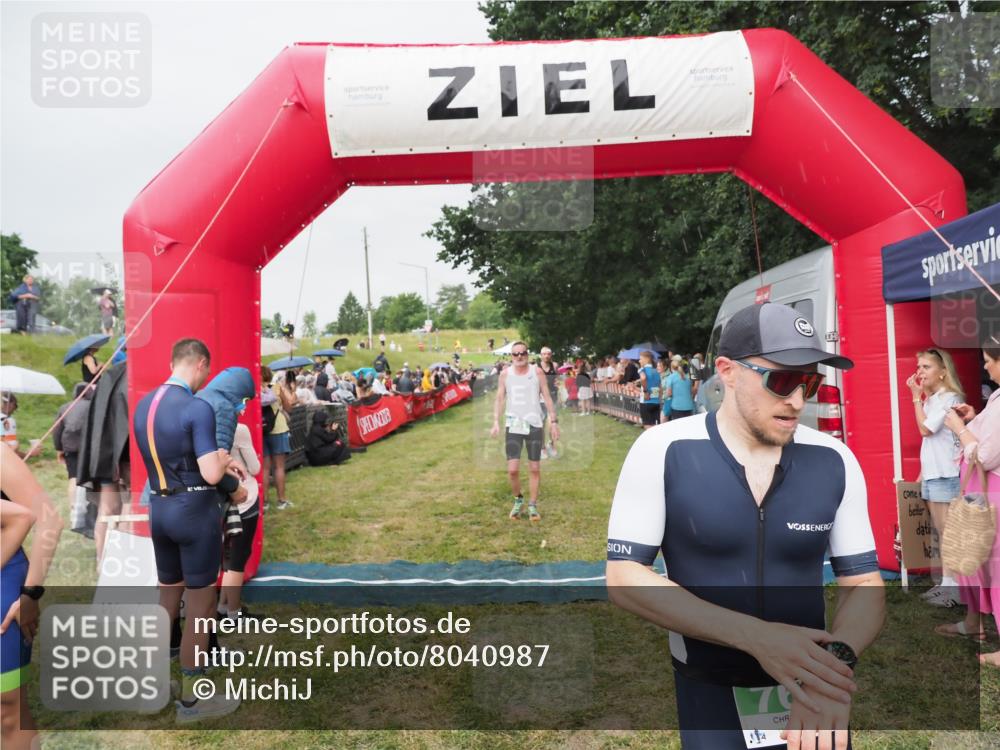21.06.2025 - 27. Vierlanden-Triathlon MichiJ http://msf.ph/oto/8040987 15.06.2026 13:27:32 Ziel 97, 114, 762, 951 meine-sportfotos.de