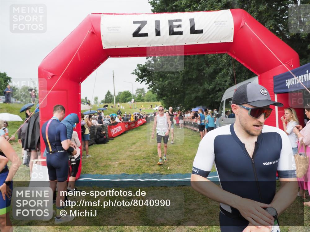 21.06.2025 - 27. Vierlanden-Triathlon MichiJ http://msf.ph/oto/8040990 15.06.2026 13:27:33 Ziel 97, 114, 762, 951 meine-sportfotos.de