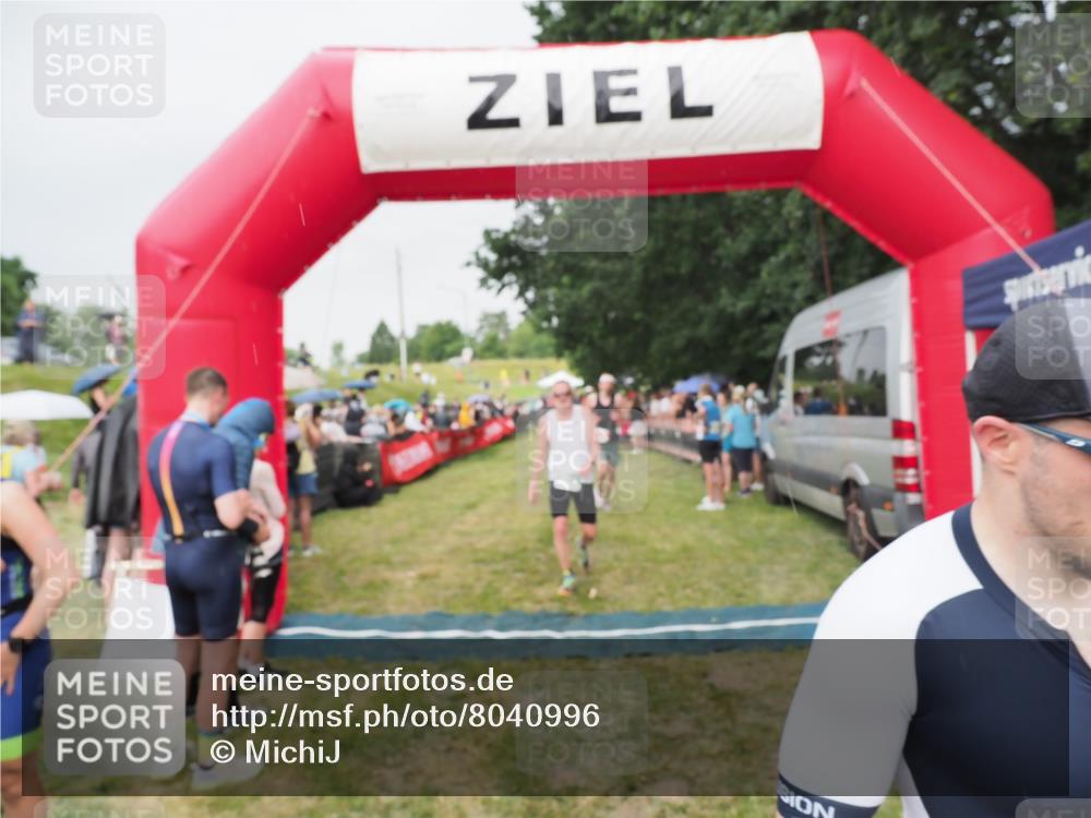 21.06.2025 - 27. Vierlanden-Triathlon MichiJ http://msf.ph/oto/8040996 15.06.2026 13:27:33 Ziel 97, 114, 762, 951 meine-sportfotos.de