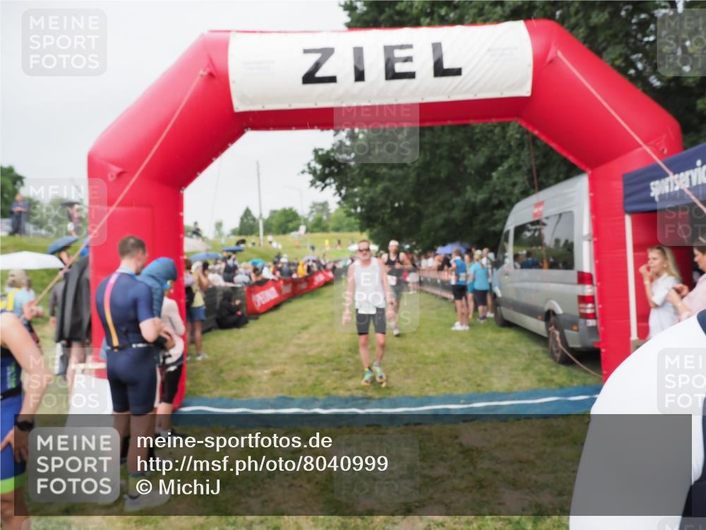 21.06.2025 - 27. Vierlanden-Triathlon MichiJ http://msf.ph/oto/8040999 15.06.2026 13:27:33 Ziel 97, 114, 762, 951 meine-sportfotos.de