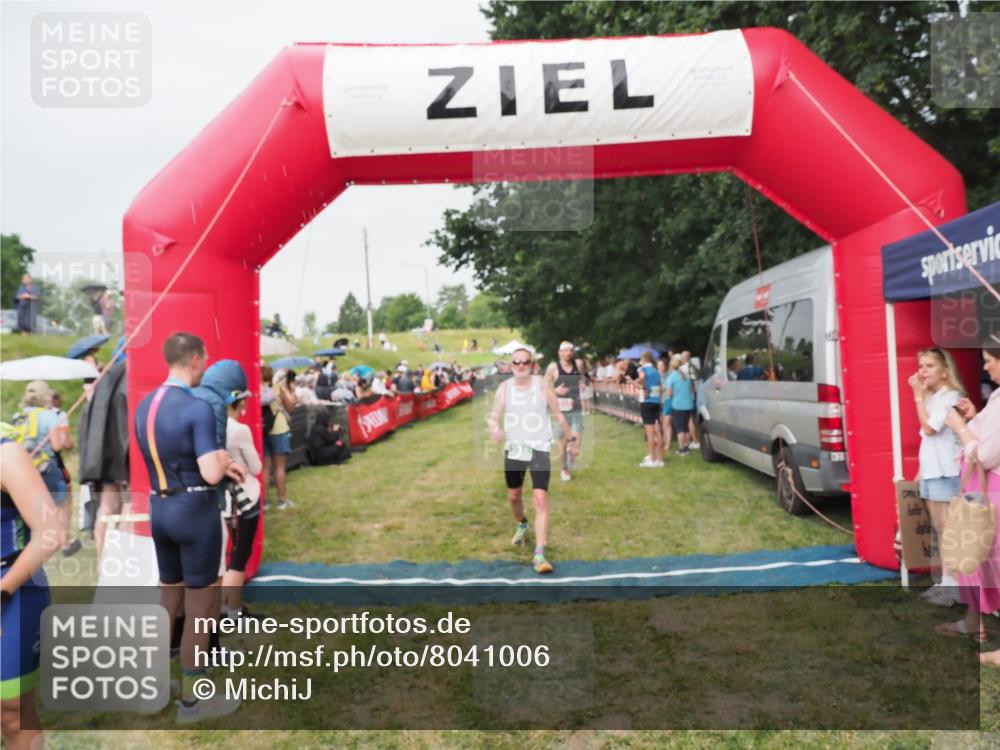 21.06.2025 - 27. Vierlanden-Triathlon MichiJ http://msf.ph/oto/8041006 15.06.2026 13:27:33 Ziel 97, 114, 762, 951 meine-sportfotos.de