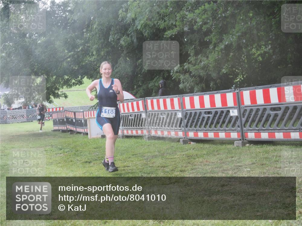 21.06.2025 - 27. Vierlanden-Triathlon KatJ http://msf.ph/oto/8041010 15.06.2025 14:30:12 Ziel 1168, 1236 meine-sportfotos.de
