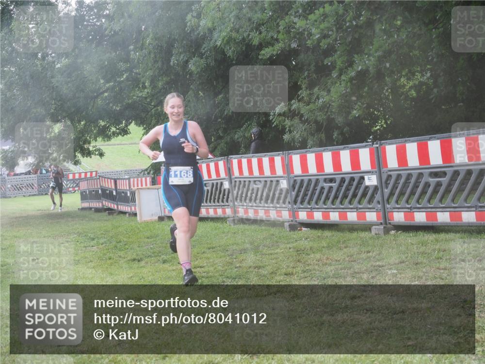 21.06.2025 - 27. Vierlanden-Triathlon KatJ http://msf.ph/oto/8041012 15.06.2025 14:30:12 Ziel 1168, 1236 meine-sportfotos.de