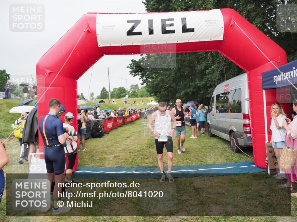 21.06.2025 - 27. Vierlanden-Triathlon MichiJ http://msf.ph/oto/8041020 15.06.2026 13:27:34 Ziel 114, 762, 951 meine-sportfotos.de
