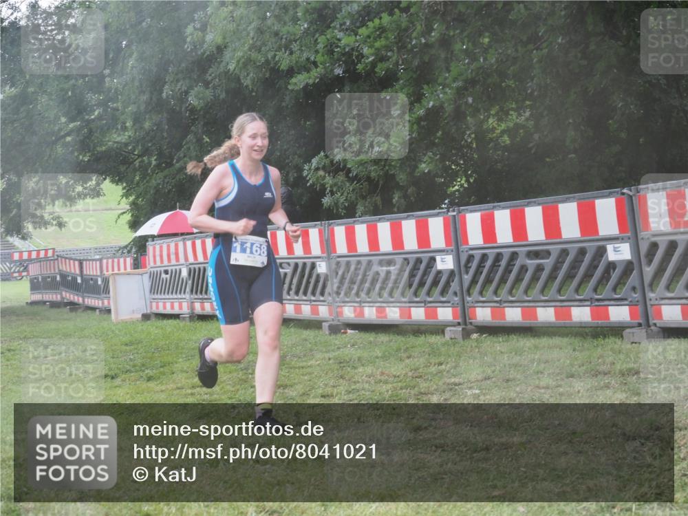 21.06.2025 - 27. Vierlanden-Triathlon KatJ http://msf.ph/oto/8041021 15.06.2025 14:30:13 Ziel 1168, 1236 meine-sportfotos.de