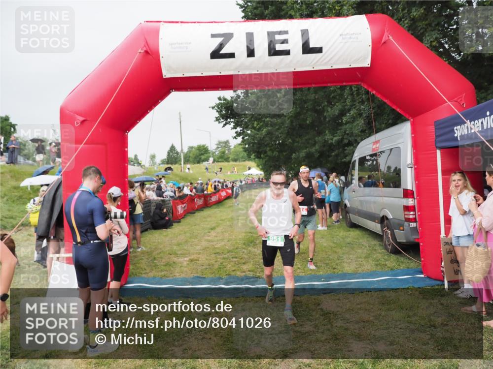 21.06.2025 - 27. Vierlanden-Triathlon MichiJ http://msf.ph/oto/8041026 15.06.2026 13:27:34 Ziel 114, 762, 951 meine-sportfotos.de