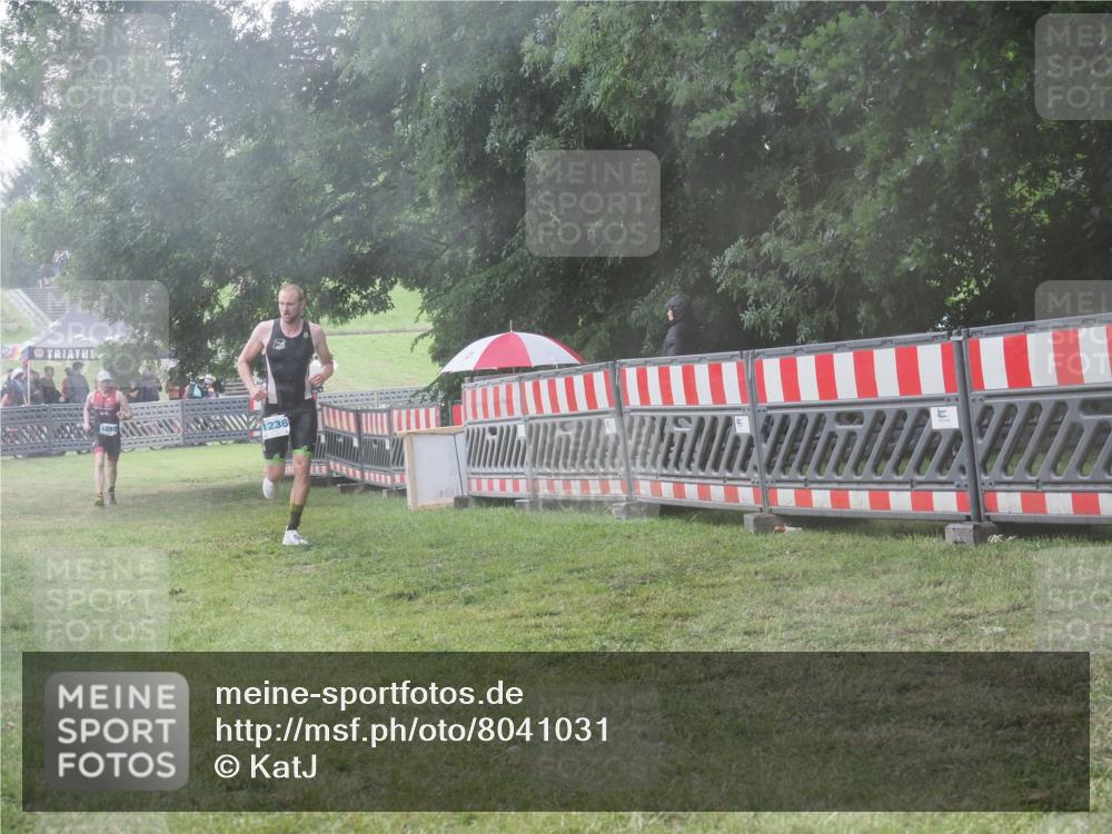 21.06.2025 - 27. Vierlanden-Triathlon KatJ http://msf.ph/oto/8041031 15.06.2025 14:30:17 Ziel 1236, 1255 meine-sportfotos.de