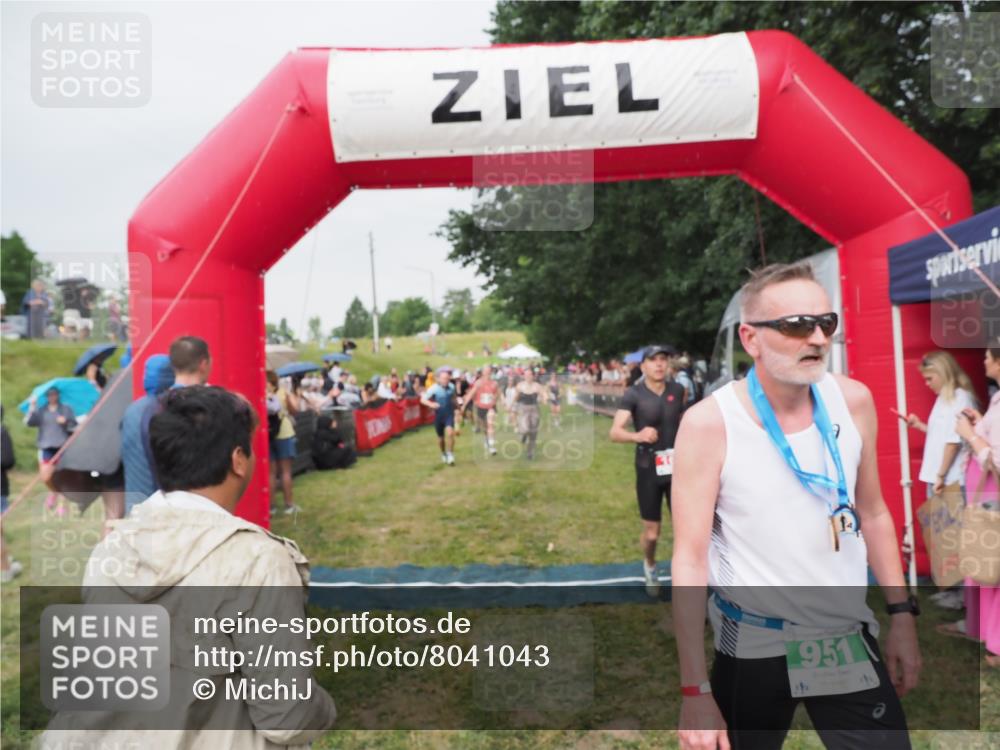 21.06.2025 - 27. Vierlanden-Triathlon MichiJ http://msf.ph/oto/8041043 15.06.2026 13:27:48 Ziel 26, 169, 964, 1058, 1059, 1060 meine-sportfotos.de