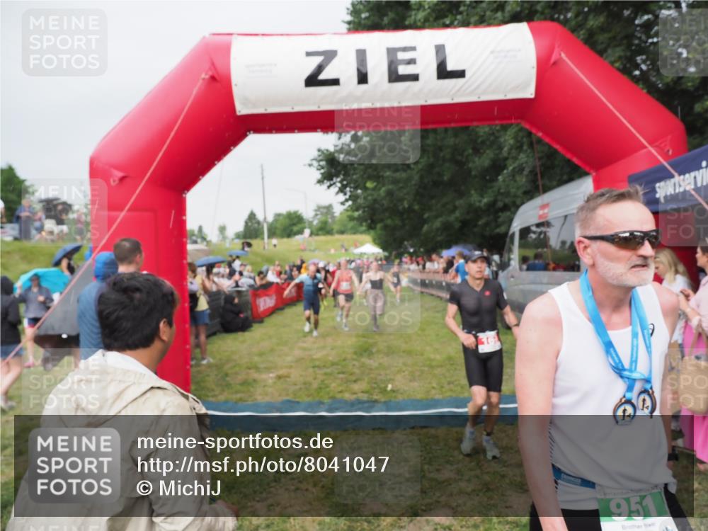 21.06.2025 - 27. Vierlanden-Triathlon MichiJ http://msf.ph/oto/8041047 15.06.2026 13:27:48 Ziel 26, 169, 964, 1058, 1059, 1060 meine-sportfotos.de