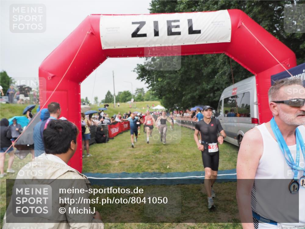 21.06.2025 - 27. Vierlanden-Triathlon MichiJ http://msf.ph/oto/8041050 15.06.2026 13:27:48 Ziel 26, 169, 964, 1058, 1059, 1060 meine-sportfotos.de