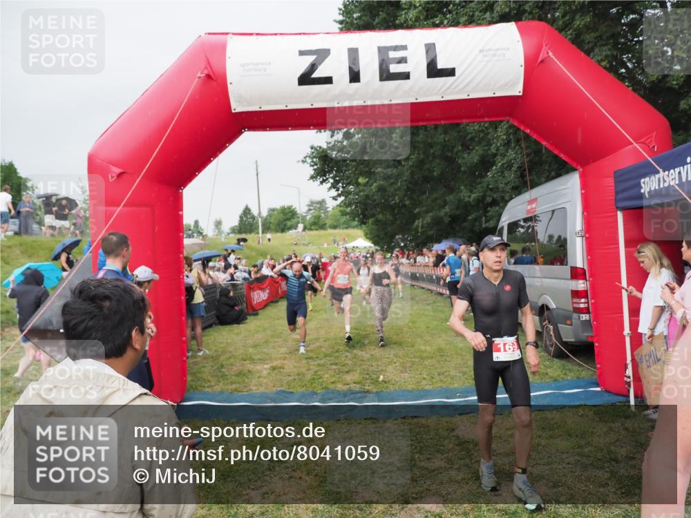 21.06.2025 - 27. Vierlanden-Triathlon MichiJ http://msf.ph/oto/8041059 15.06.2026 13:27:48 Ziel 26, 169, 964, 1058, 1059, 1060 meine-sportfotos.de