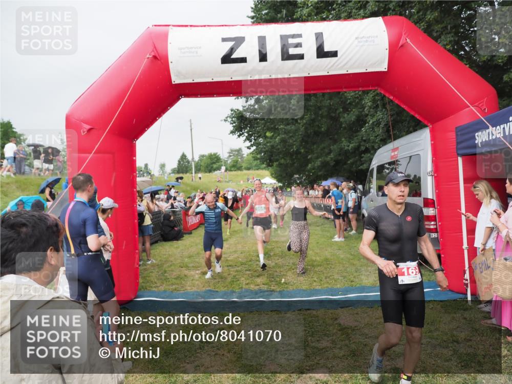21.06.2025 - 27. Vierlanden-Triathlon MichiJ http://msf.ph/oto/8041070 15.06.2026 13:27:49 Ziel 26, 169, 964, 1058, 1059, 1060 meine-sportfotos.de