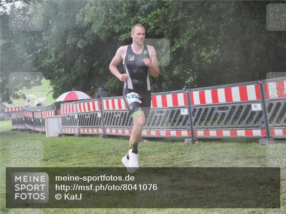 21.06.2025 - 27. Vierlanden-Triathlon KatJ http://msf.ph/oto/8041076 15.06.2025 14:30:20 Ziel 1236, 1255 meine-sportfotos.de