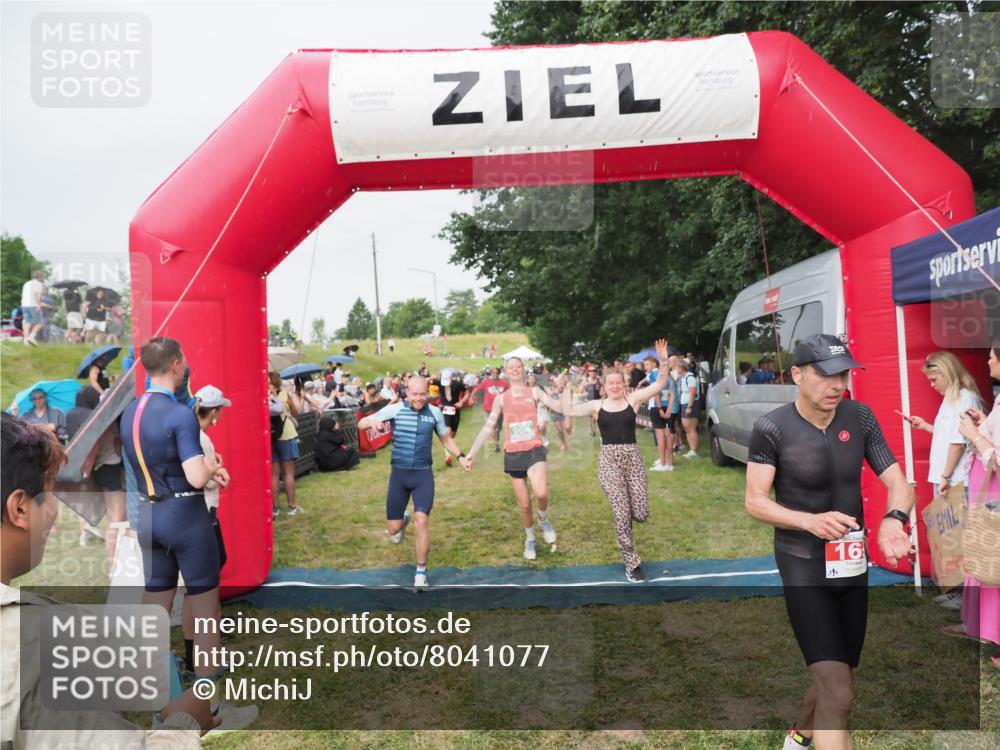 21.06.2025 - 27. Vierlanden-Triathlon MichiJ http://msf.ph/oto/8041077 15.06.2026 13:27:49 Ziel 26, 169, 964, 1058, 1059, 1060 meine-sportfotos.de