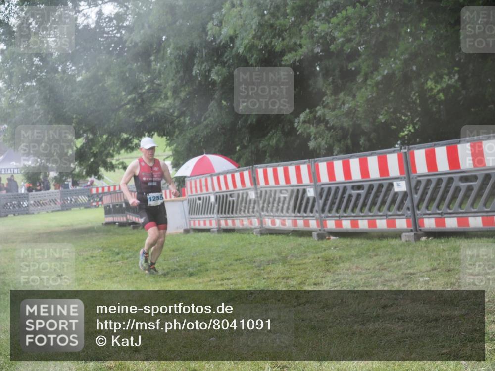 21.06.2025 - 27. Vierlanden-Triathlon KatJ http://msf.ph/oto/8041091 15.06.2025 14:30:22 Ziel 1236, 1255 meine-sportfotos.de