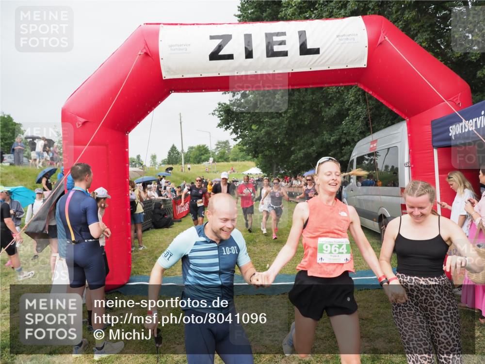 21.06.2025 - 27. Vierlanden-Triathlon MichiJ http://msf.ph/oto/8041096 15.06.2026 13:27:50 Ziel 26, 169, 964, 1058, 1059, 1060 meine-sportfotos.de