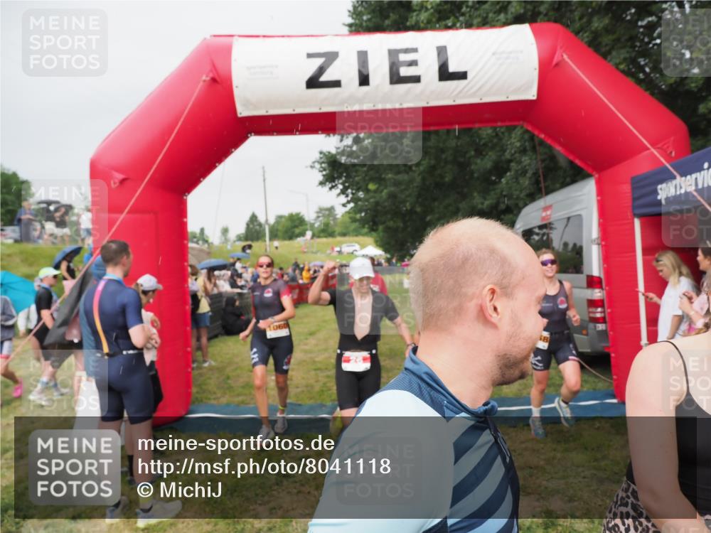 21.06.2025 - 27. Vierlanden-Triathlon MichiJ http://msf.ph/oto/8041118 15.06.2026 13:27:51 Ziel 26, 169, 964, 1058, 1059, 1060 meine-sportfotos.de