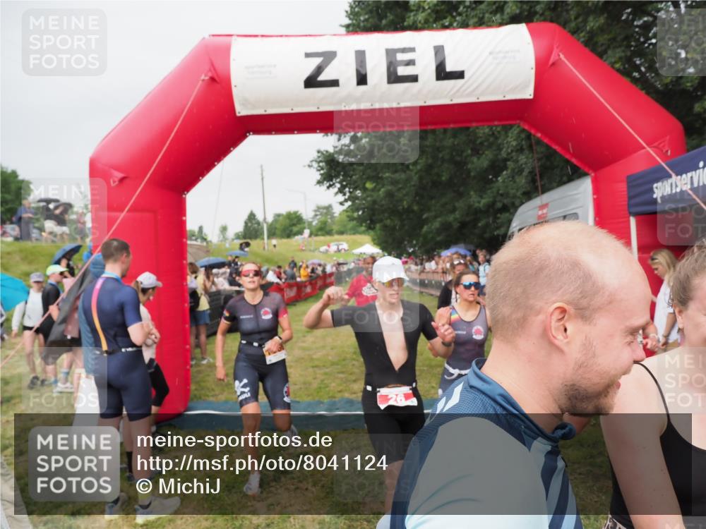 21.06.2025 - 27. Vierlanden-Triathlon MichiJ http://msf.ph/oto/8041124 15.06.2026 13:27:51 Ziel 26, 169, 964, 1058, 1059, 1060 meine-sportfotos.de