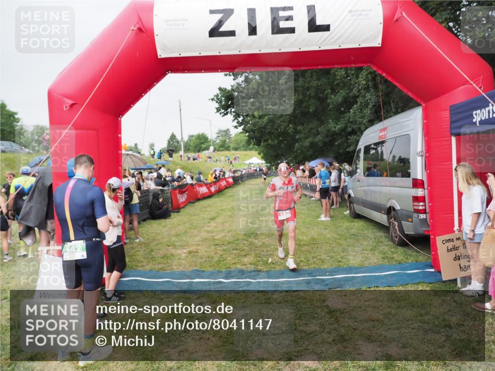 21.06.2025 - 27. Vierlanden-Triathlon MichiJ http://msf.ph/oto/8041147 15.06.2026 13:28:12 Ziel 162 meine-sportfotos.de
