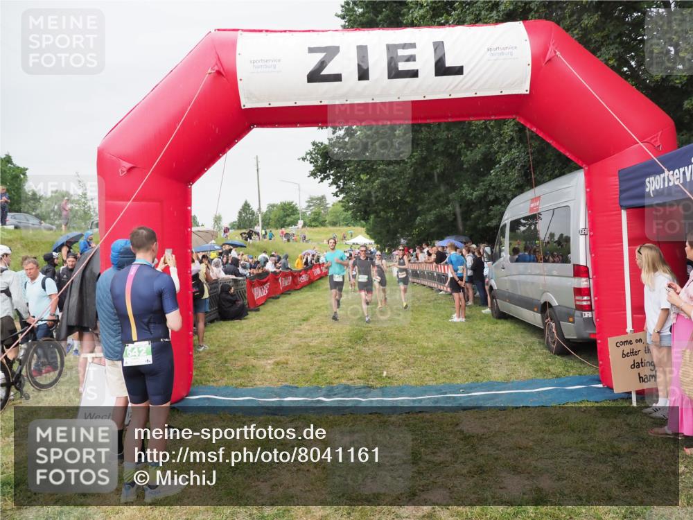 21.06.2025 - 27. Vierlanden-Triathlon MichiJ http://msf.ph/oto/8041161 15.06.2026 13:28:22 Ziel 733, 828, 1062, 1063, 1064 meine-sportfotos.de