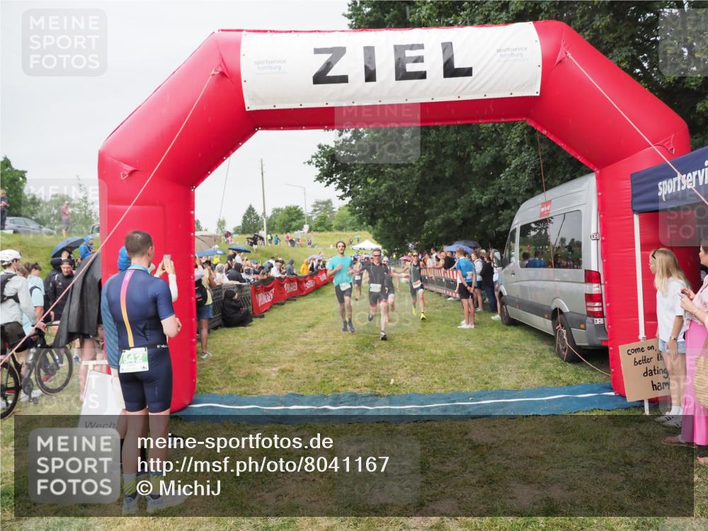 21.06.2025 - 27. Vierlanden-Triathlon MichiJ http://msf.ph/oto/8041167 15.06.2026 13:28:22 Ziel 733, 828, 1062, 1063, 1064 meine-sportfotos.de