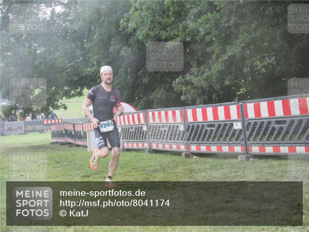 21.06.2025 - 27. Vierlanden-Triathlon KatJ http://msf.ph/oto/8041174 15.06.2025 14:30:51 Ziel 1244 meine-sportfotos.de