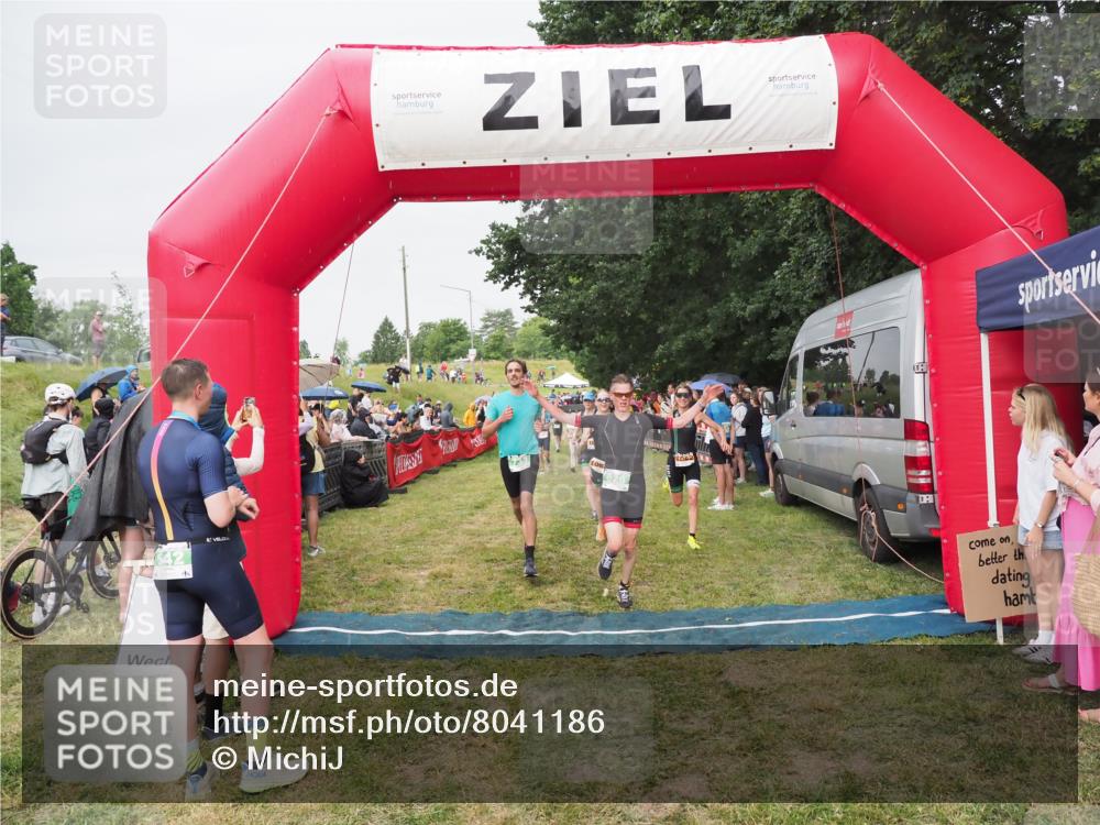 21.06.2025 - 27. Vierlanden-Triathlon MichiJ http://msf.ph/oto/8041186 15.06.2026 13:28:23 Ziel 113, 733, 828, 1062, 1063, 1064 meine-sportfotos.de