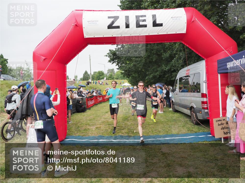 21.06.2025 - 27. Vierlanden-Triathlon MichiJ http://msf.ph/oto/8041189 15.06.2026 13:28:23 Ziel 113, 733, 828, 1062, 1063, 1064 meine-sportfotos.de