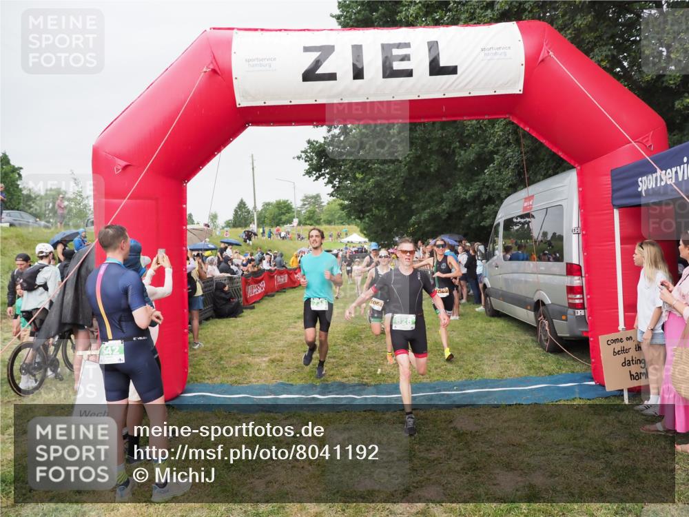 21.06.2025 - 27. Vierlanden-Triathlon MichiJ http://msf.ph/oto/8041192 15.06.2026 13:28:23 Ziel 113, 733, 828, 1062, 1063, 1064 meine-sportfotos.de