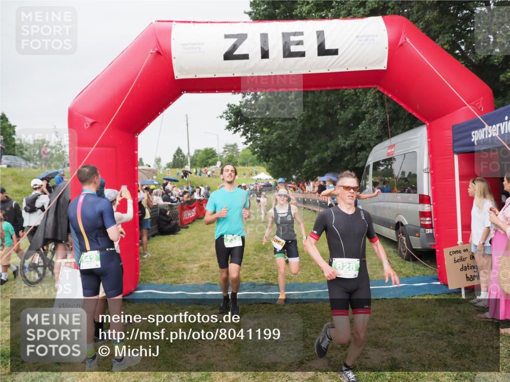 21.06.2025 - 27. Vierlanden-Triathlon MichiJ http://msf.ph/oto/8041199 15.06.2026 13:28:24 Ziel 113, 733, 828, 1062, 1063, 1064 meine-sportfotos.de