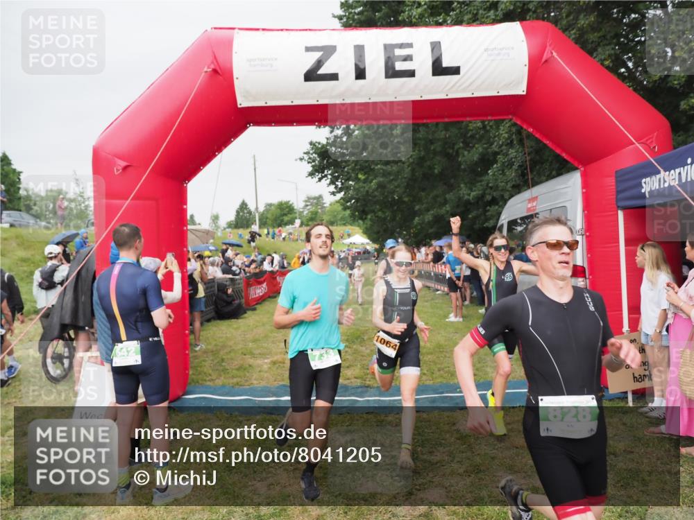 21.06.2025 - 27. Vierlanden-Triathlon MichiJ http://msf.ph/oto/8041205 15.06.2026 13:28:24 Ziel 113, 733, 828, 1062, 1063, 1064 meine-sportfotos.de