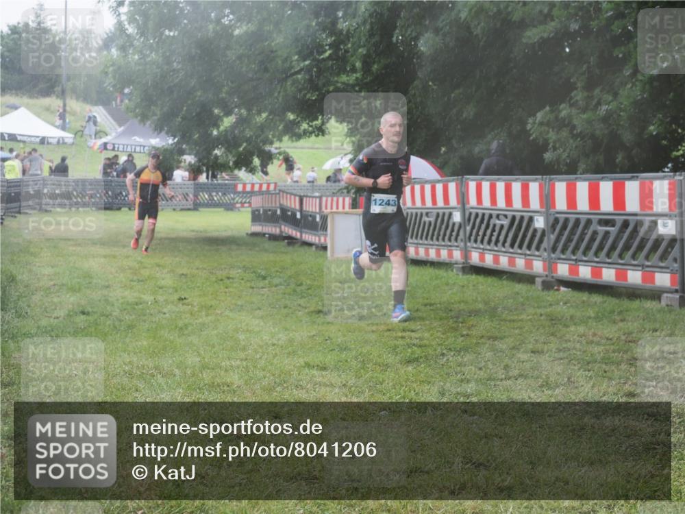 21.06.2025 - 27. Vierlanden-Triathlon KatJ http://msf.ph/oto/8041206 15.06.2025 14:31:31 Ziel 1243, 1257 meine-sportfotos.de