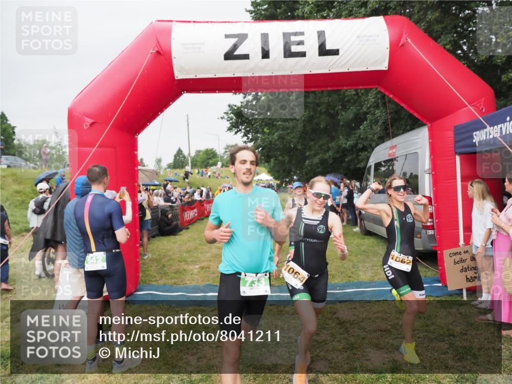 21.06.2025 - 27. Vierlanden-Triathlon MichiJ http://msf.ph/oto/8041211 15.06.2026 13:28:24 Ziel 113, 733, 828, 1062, 1063, 1064 meine-sportfotos.de