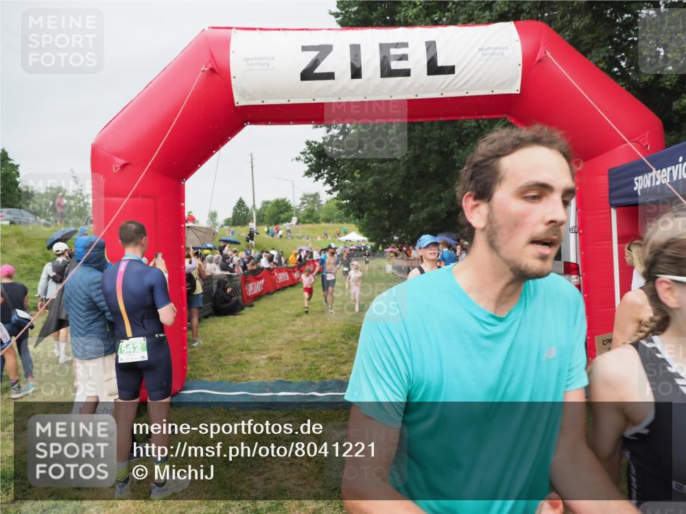 21.06.2025 - 27. Vierlanden-Triathlon MichiJ http://msf.ph/oto/8041221 15.06.2026 13:28:25 Ziel 113, 733, 828, 1062, 1063, 1064 meine-sportfotos.de