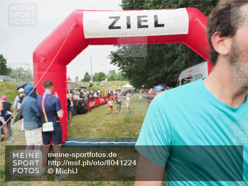 21.06.2025 - 27. Vierlanden-Triathlon MichiJ http://msf.ph/oto/8041224 15.06.2026 13:28:25 Ziel 113, 733, 828, 1062, 1063, 1064 meine-sportfotos.de