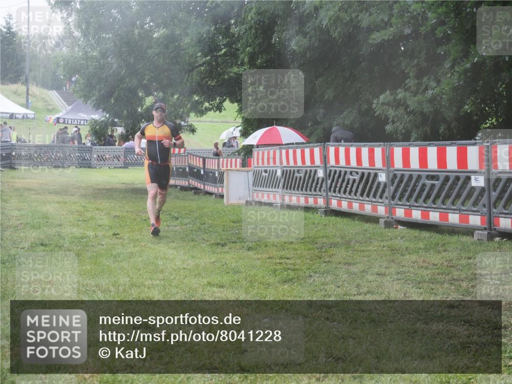 21.06.2025 - 27. Vierlanden-Triathlon KatJ http://msf.ph/oto/8041228 15.06.2025 14:31:33 Ziel 1237, 1243, 1257 meine-sportfotos.de