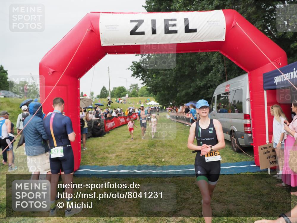 21.06.2025 - 27. Vierlanden-Triathlon MichiJ http://msf.ph/oto/8041231 15.06.2026 13:28:25 Ziel 113, 733, 828, 1062, 1063, 1064 meine-sportfotos.de