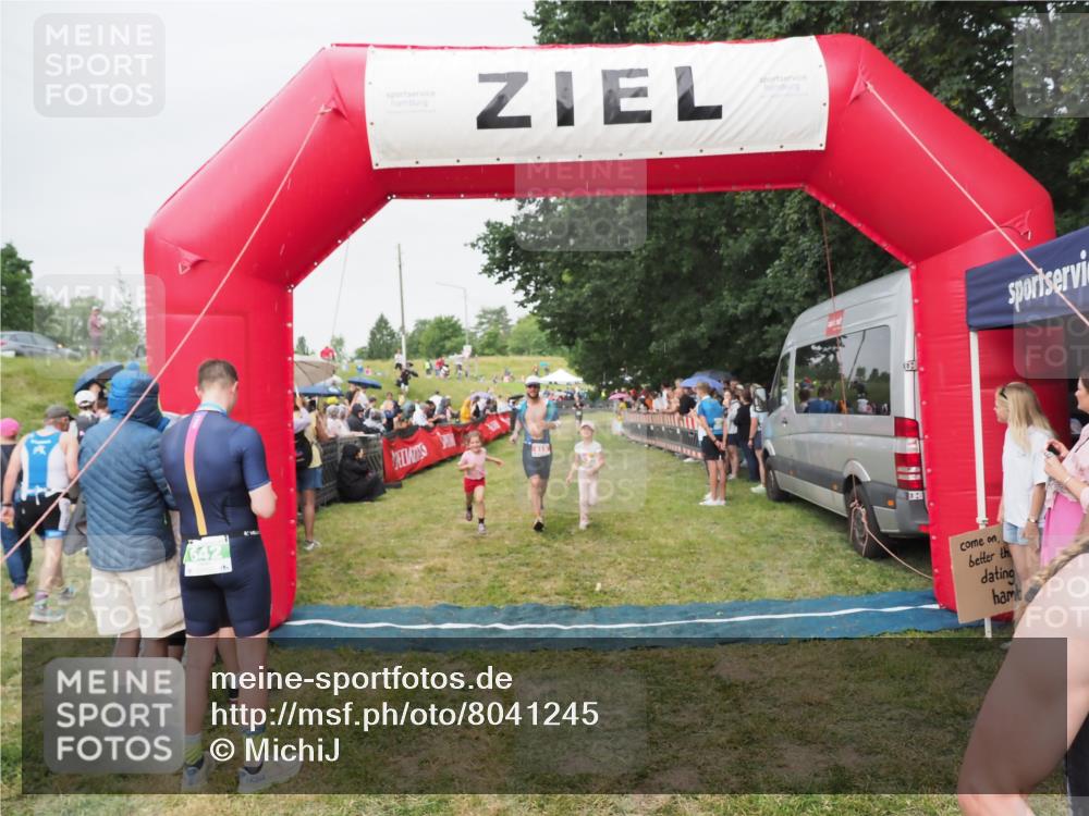 21.06.2025 - 27. Vierlanden-Triathlon MichiJ http://msf.ph/oto/8041245 15.06.2026 13:28:26 Ziel 113, 733, 751, 828, 1062, 1063, 1064 meine-sportfotos.de