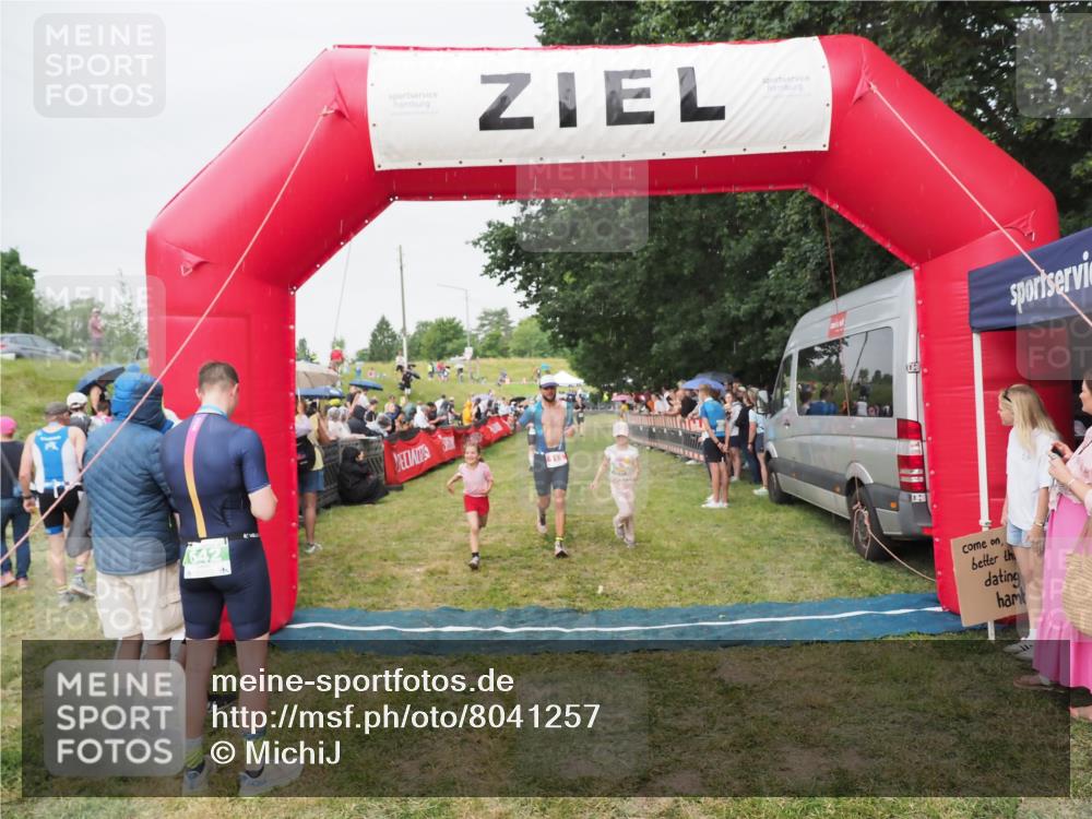 21.06.2025 - 27. Vierlanden-Triathlon MichiJ http://msf.ph/oto/8041257 15.06.2026 13:28:26 Ziel 113, 733, 751, 828, 1062, 1063, 1064 meine-sportfotos.de