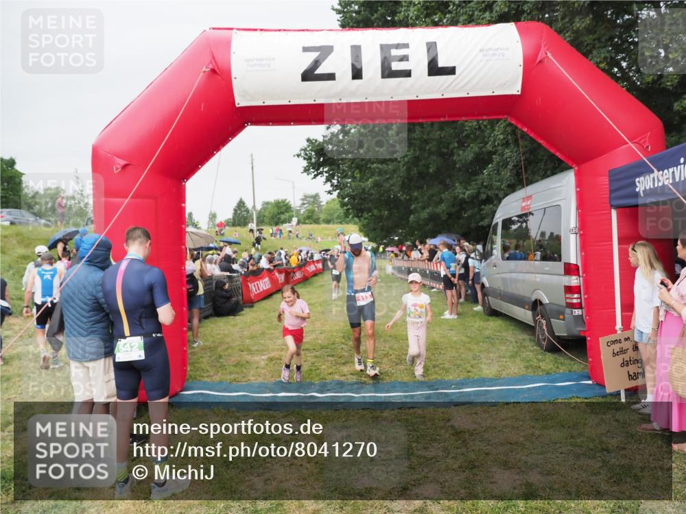 21.06.2025 - 27. Vierlanden-Triathlon MichiJ http://msf.ph/oto/8041270 15.06.2026 13:28:27 Ziel 113, 733, 751, 828, 1062, 1063, 1064 meine-sportfotos.de