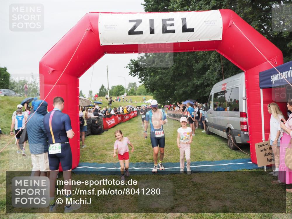 21.06.2025 - 27. Vierlanden-Triathlon MichiJ http://msf.ph/oto/8041280 15.06.2026 13:28:27 Ziel 113, 733, 751, 828, 1062, 1063, 1064 meine-sportfotos.de