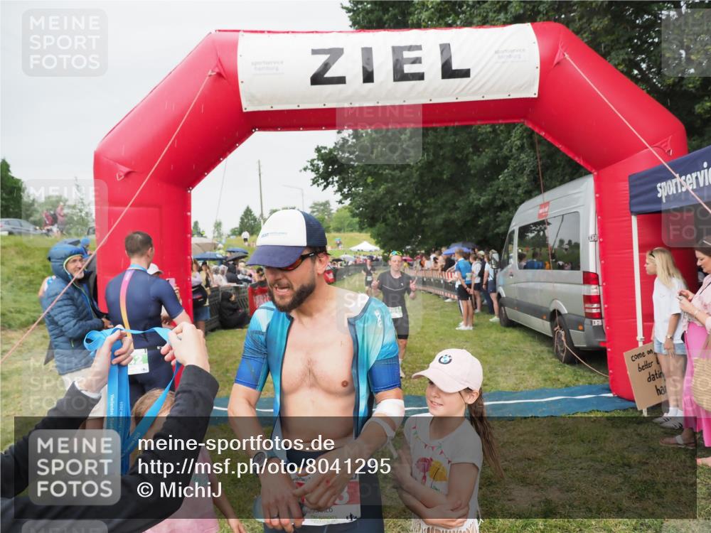 21.06.2025 - 27. Vierlanden-Triathlon MichiJ http://msf.ph/oto/8041295 15.06.2026 13:28:30 Ziel 113, 670, 733, 751, 828, 1062, 1063, 1064 meine-sportfotos.de