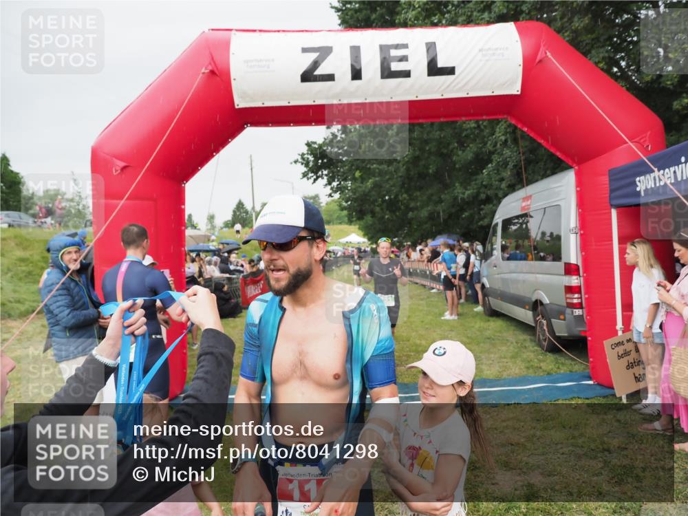 21.06.2025 - 27. Vierlanden-Triathlon MichiJ http://msf.ph/oto/8041298 15.06.2026 13:28:30 Ziel 113, 670, 733, 751, 828, 1062, 1063, 1064 meine-sportfotos.de