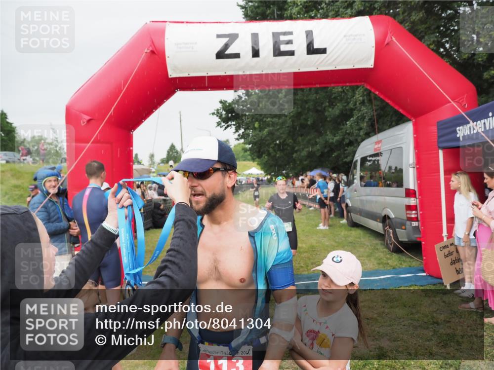 21.06.2025 - 27. Vierlanden-Triathlon MichiJ http://msf.ph/oto/8041304 15.06.2026 13:28:30 Ziel 113, 670, 733, 751, 828, 1062, 1063, 1064 meine-sportfotos.de