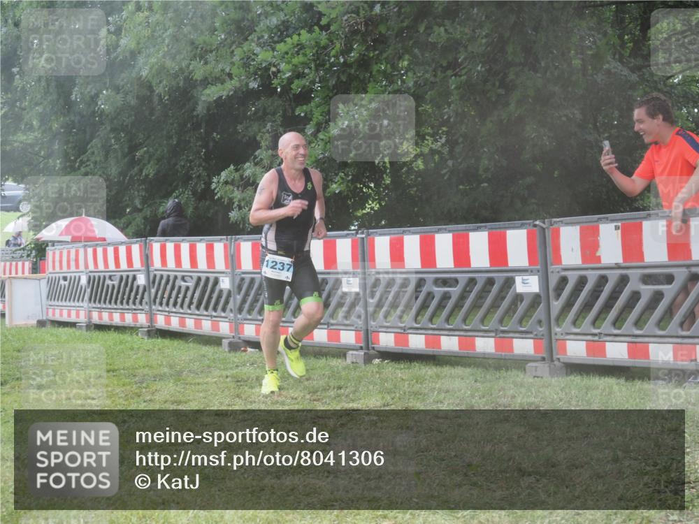 21.06.2025 - 27. Vierlanden-Triathlon KatJ http://msf.ph/oto/8041306 15.06.2025 14:31:42 Ziel 1237 meine-sportfotos.de