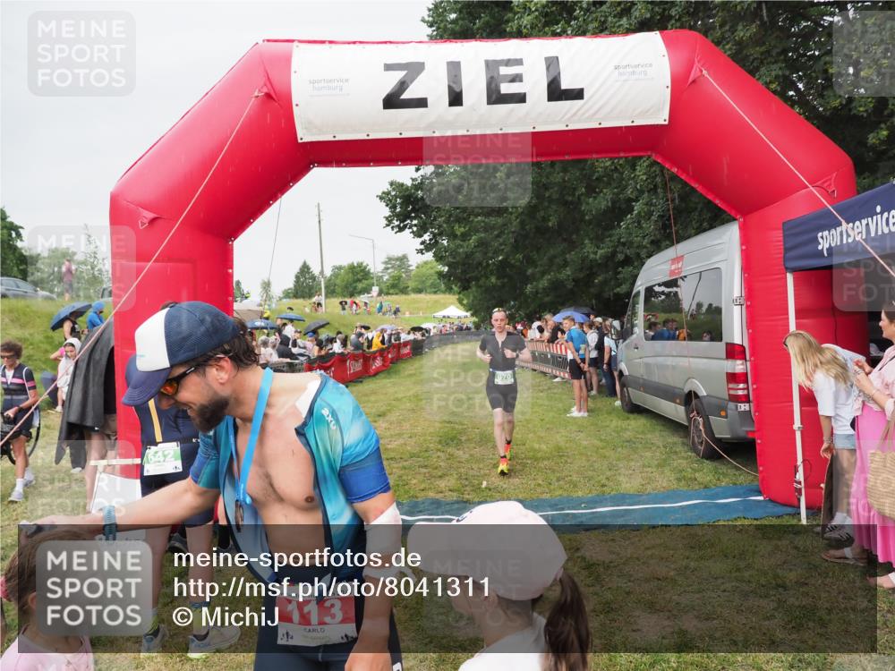 21.06.2025 - 27. Vierlanden-Triathlon MichiJ http://msf.ph/oto/8041311 15.06.2026 13:28:33 Ziel 113, 670, 751 meine-sportfotos.de