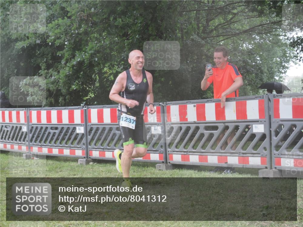 21.06.2025 - 27. Vierlanden-Triathlon KatJ http://msf.ph/oto/8041312 15.06.2025 14:31:43 Ziel 1237 meine-sportfotos.de
